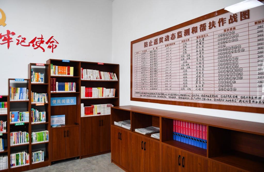 1月27日，段村村委會(huì)內(nèi)的防止返貧動(dòng)態(tài)監(jiān)測(cè)和幫扶作戰(zhàn)圖。新華社記者 柴婷 攝