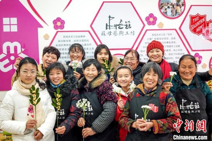 “蘇母藝術工坊”文創(chuàng)工作室的姐妹們?！」帕捡x 攝