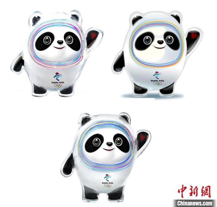 設(shè)計團隊將“冰絲帶”的形象引入大熊貓后逐漸成型。上方兩個形象還是外八字腳，下方形象為最終定稿?！⑵皆乒﹫D