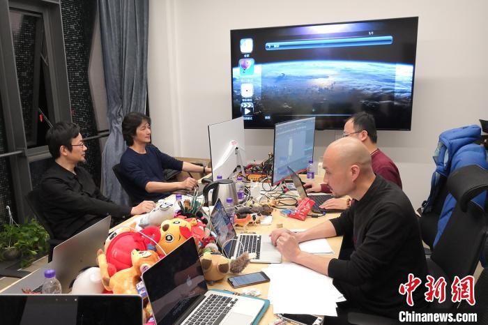 廣州美術(shù)學(xué)院曹雪、劉平云帶領(lǐng)的設(shè)計團隊對北京冬奧會吉祥物加班加點進行修改設(shè)計。(資料圖) 劉平云供圖