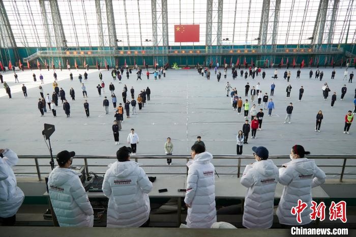 北京冬奧會閉幕式開始前，演員們在進(jìn)行排練。　張文海 供圖