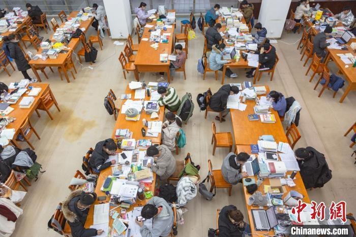 資料圖：南昌大學(xué)圖書(shū)館自習(xí)室內(nèi)，考生正在緊張復(fù)習(xí)?！⒘?攝