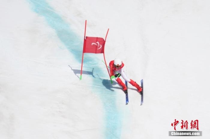 3月6日，中國(guó)選手梁景怡在比賽中。當(dāng)日，北京2022年冬殘奧會(huì)殘奧高山滑雪男子超級(jí)大回轉(zhuǎn)-站姿決賽在國(guó)家高山滑雪中心舉行，中國(guó)選手梁景怡奪得冠軍。 <a target='_blank' href='/'>中新社</a>記者 劉冉陽(yáng) 攝 　