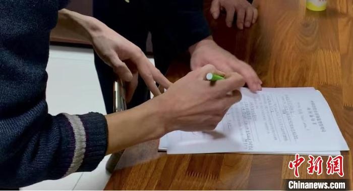 圖為現(xiàn)場下達(dá)詢問通知書。　李婷婷 攝