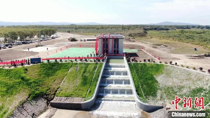 圖為生態(tài)補水現(xiàn)場?！》缎Э?攝