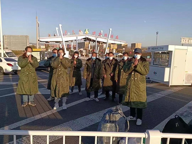 護(hù)送農(nóng)民工安全返鄉(xiāng)。賽罕區(qū)民政局供圖