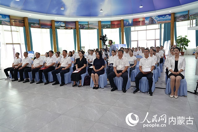 與會人員共同觀看科右中旗牛產(chǎn)業(yè)高質(zhì)量發(fā)展專題片。苑曉睿攝