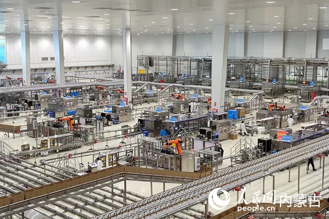 伊利健康谷液態(tài)奶生產基地。人民網記者 趙夢月攝