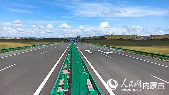 G1611經棚至烏蘭布統高速公路項目。人民網記者 趙夢月攝