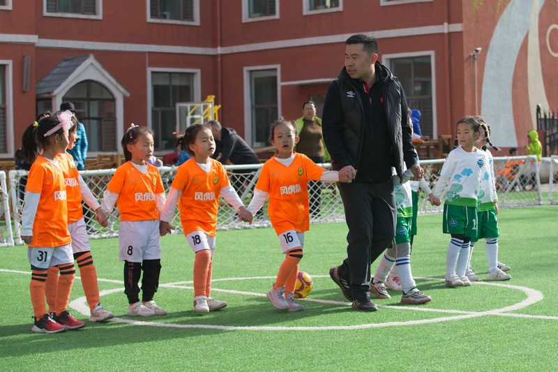 8.趣味比賽結(jié)束后，足球教師武穆帶領孩子們到場邊謝場.jpg