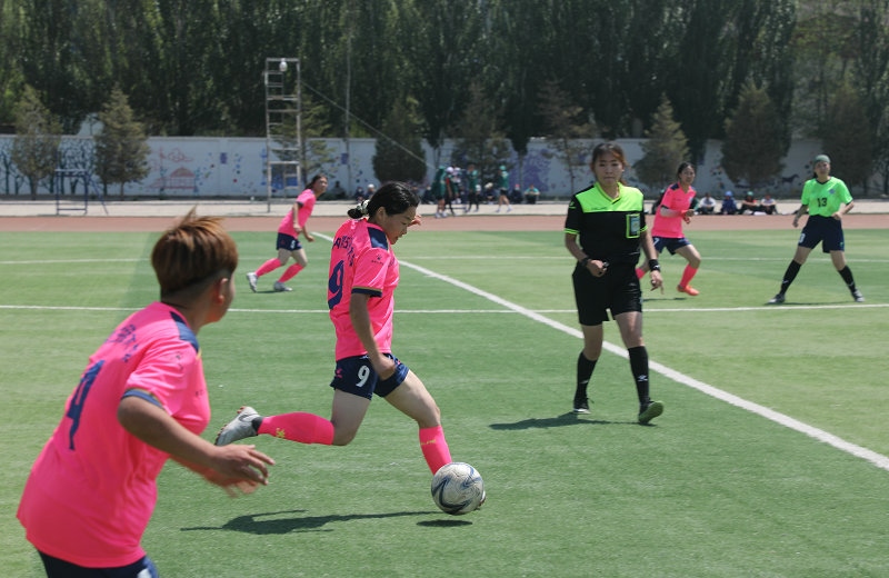 3.大學(xué)生足球聯(lián)賽本科組比賽現(xiàn)場，內(nèi)蒙古民族大學(xué)（粉色）對陣呼和浩特民族學(xué)院.JPG