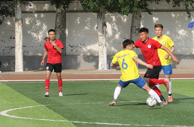 2.大學(xué)生足球聯(lián)賽本科組比賽現(xiàn)場，內(nèi)蒙古工業(yè)大學(xué)（紅色）對陣內(nèi)蒙古醫(yī)科大學(xué).jpg