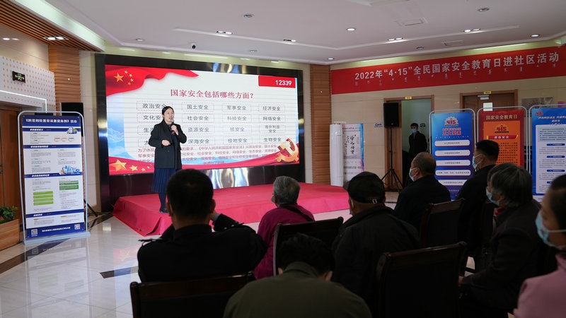 線下聯(lián)合各國(guó)家安全委員單位同步開(kāi)展“國(guó)家安全進(jìn)社區(qū)”活動(dòng)，現(xiàn)場(chǎng)通過(guò)以國(guó)家安全知識(shí)問(wèn)答為主線，穿插烏蘭牧騎演出、國(guó)家安全宣講、發(fā)放國(guó)家安全法律法規(guī)讀本等形式，圍繞什么是國(guó)家安全、國(guó)家安全包含哪些內(nèi)容、如何維護(hù)國(guó)家安全等方面，為社區(qū)老百姓開(kāi)展宣傳宣講，同時(shí)作為現(xiàn)場(chǎng)“進(jìn)社區(qū)”活動(dòng)與線上直播活動(dòng)連線，把現(xiàn)場(chǎng)熱烈氣氛帶到網(wǎng)絡(luò)，與大家共同分享。 (4)_副本.jpg
