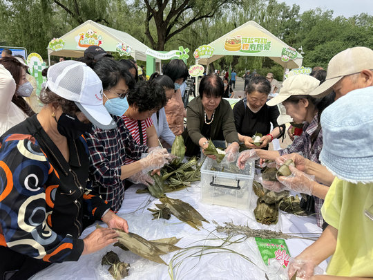 1748568526635106.jpg 包粽子1.jpg