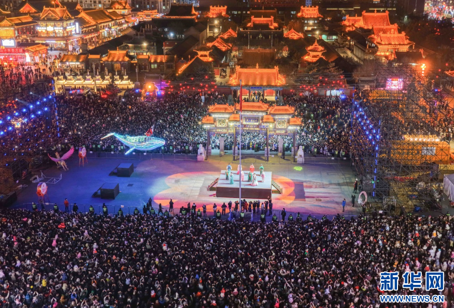 2025年12月31日晚，呼和浩特市玉泉區(qū)塞上老街旅游休閑街區(qū)跨年夜活動(dòng)現(xiàn)場(chǎng)游人如織。新華網(wǎng)發(fā)（丁根厚 攝）.jpg