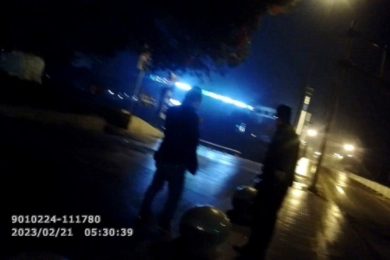 報警人唐師傅向民警講述情況 。資陽公安供圖