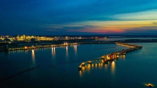 圖為中科煉化自建港口碼頭，30萬噸級原油泊位