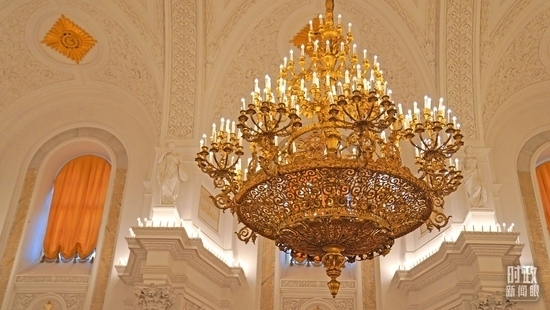 △喬治大廳內燈光璀璨。（總臺國廣記者李晉拍攝）