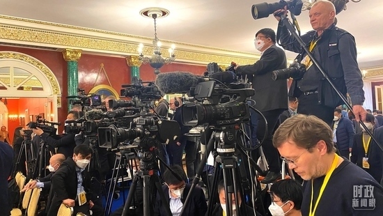 △等待中俄兩國元首共見記者的中外媒體同仁。（總臺央視記者段德文、李輝拍攝）