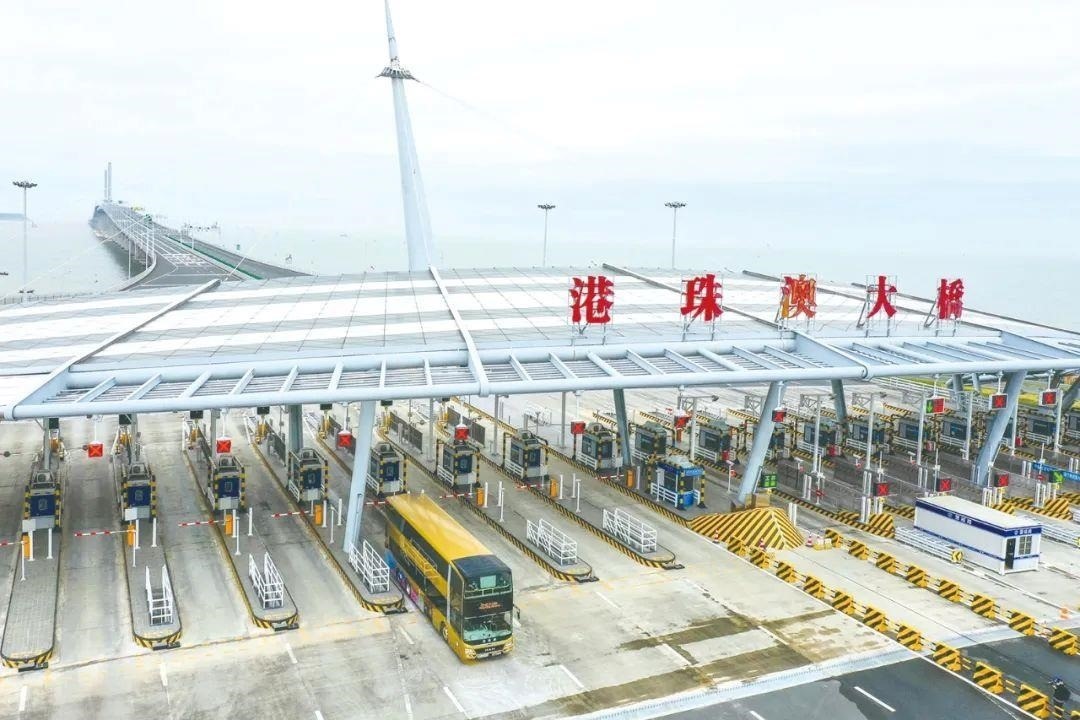 △一輛從香港開往珠海的港珠澳大橋穿梭巴士入境珠海。
