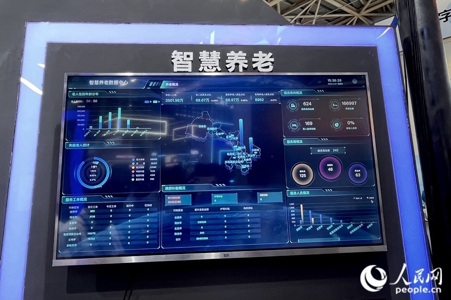 “意康養(yǎng)”智慧養(yǎng)老平臺(tái)充分利用信息化手段，把轄區(qū)內(nèi)社會(huì)資源充分整合和調(diào)配，滿足老年人多元的養(yǎng)老服務(wù)需求。人民網(wǎng) 錢嘉禾攝