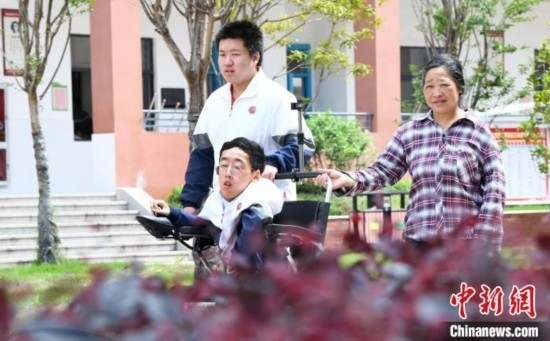 碰上天氣好，朱金祥就會利用休息時(shí)間，和鐘華強(qiáng)母親將其推出來賞賞花，曬曬太陽，呼吸一下外面的新鮮空氣。 卓忠偉 攝