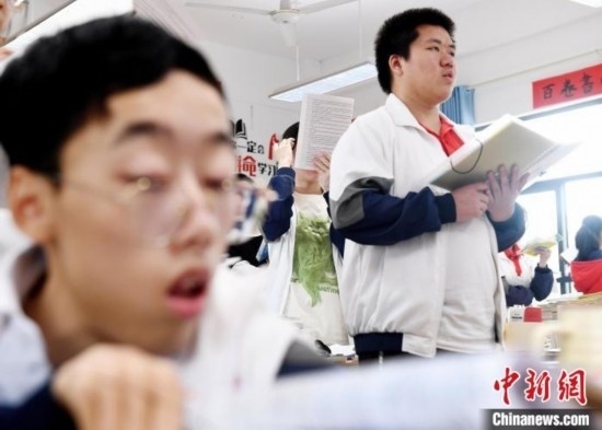 朱金祥(右)和鐘華強(qiáng)(左)正在加緊復(fù)習(xí)迎接高考。 卓忠偉 攝