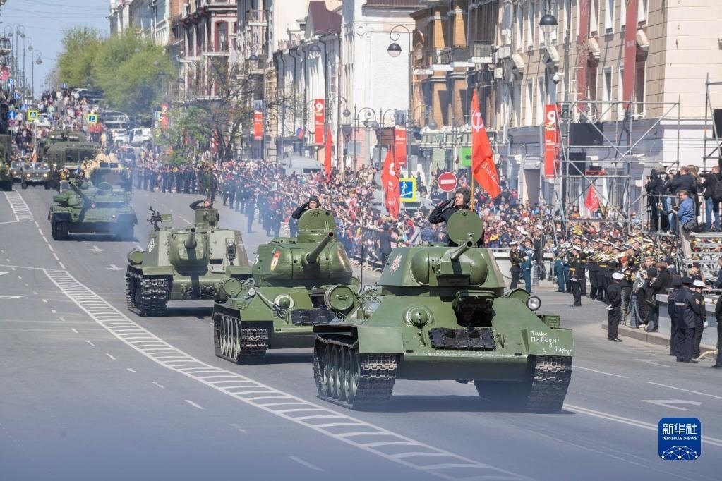 5月9日，在俄羅斯符拉迪沃斯托克市，坦克編隊(duì)參加閱兵式。新華社發(fā)（郭飛洲攝）