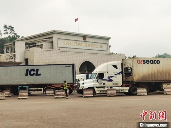 近日，位于中越邊境廣西憑祥市的友誼關(guān)口岸車水馬龍，裝載著東盟水果的跨境車輛來(lái)往不斷。黃艷梅 攝
