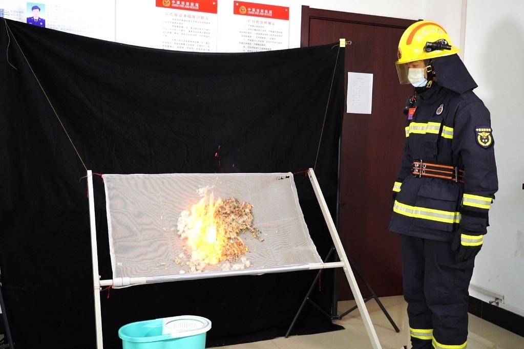 消防員在展示柳絮點(diǎn)燃實(shí)驗(yàn)。 張少欣 攝