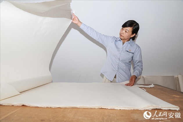 制簾需要將蔑條通過專門的小孔磨細(xì)。人民網(wǎng)記者 張俊攝