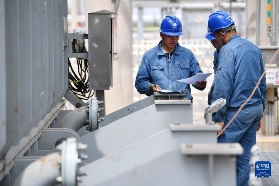 5月27日，電力工人在工程現(xiàn)場進(jìn)行檢修作業(yè)。