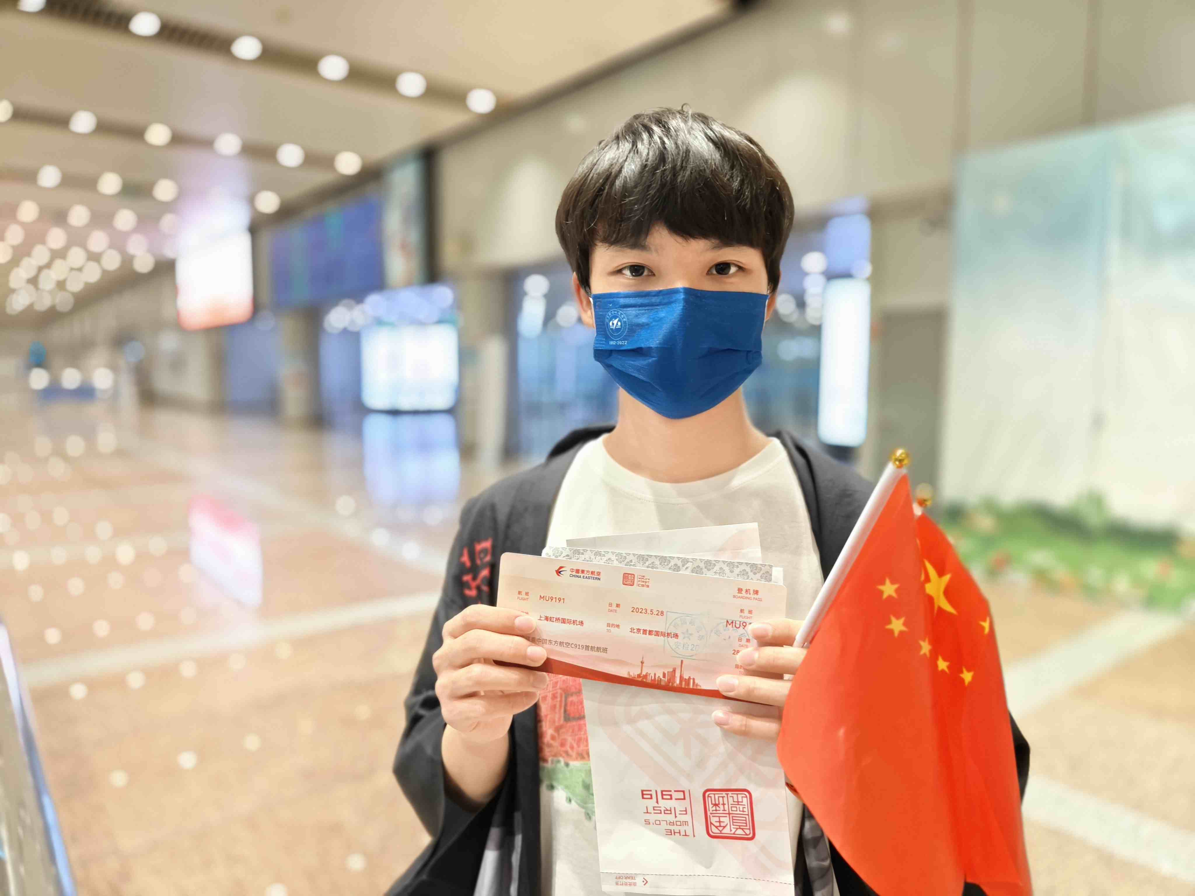 張可立向記者展示有著紀(jì)念意義的登機(jī)牌。人民網(wǎng)記者 夏曉倫攝