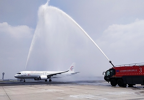 C919穿過象征民航最高禮儀的“水門”。東航供圖