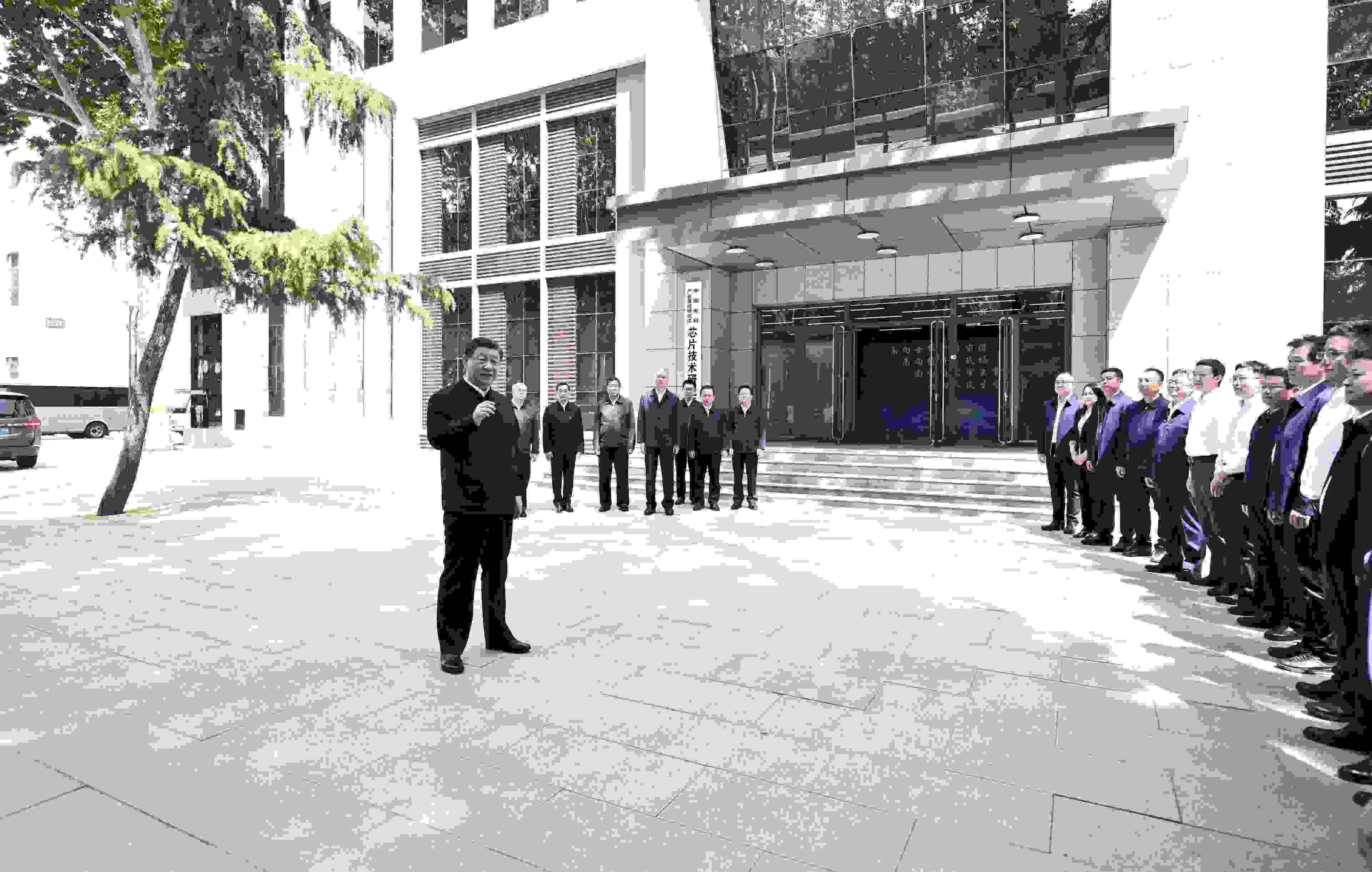 △2023年5月12日，習(xí)近平總書記在中國(guó)電科產(chǎn)業(yè)基礎(chǔ)研究院同科技工作者交流。