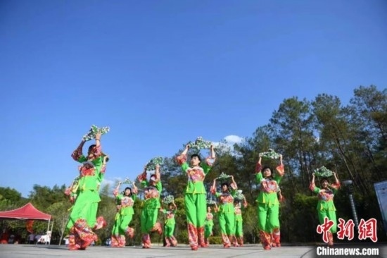 市民在跳廣場舞。 唐小晴 攝