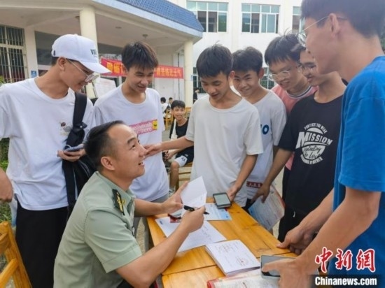 專武干部在講解相關(guān)政策。韋碩 攝