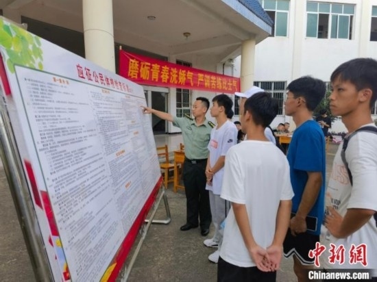 專武干部在講解應(yīng)征體檢標(biāo)準(zhǔn)。韋碩 攝