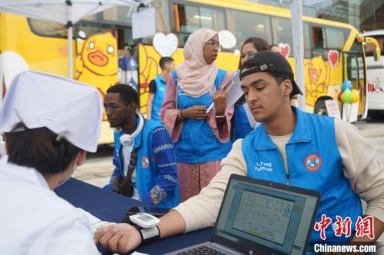 6月13日，在第20個世界獻血者日前夕，20名在贛留學生組團前往血站獻血。吳迪 攝