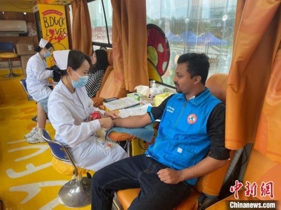 6月13日，在第20個世界獻血者日前夕，20名在贛留學生組團前往血站獻血。吳迪 攝