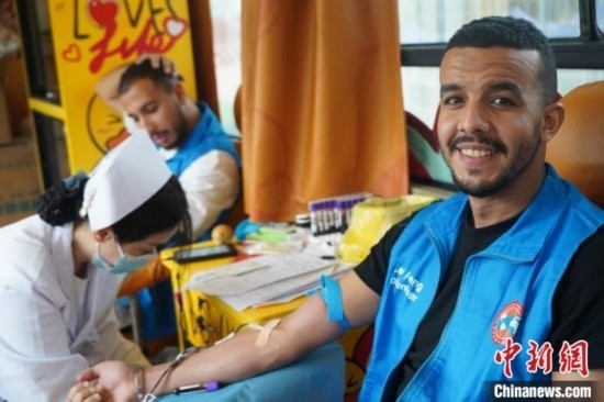 6月13日，在第20個世界獻血者日前夕，20名在贛留學生組團前往血站獻血。吳迪 攝