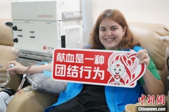 6月13日，在第20個世界獻血者日前夕，20名在贛留學生組團前往血站獻血。吳迪 攝