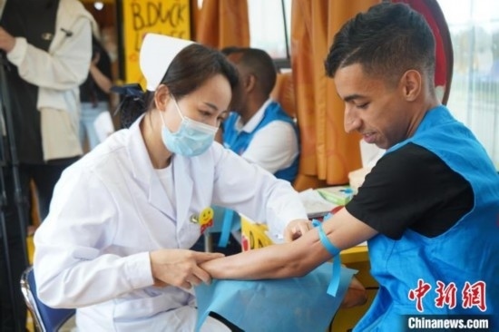 6月13日，在第20個世界獻血者日前夕，20名在贛留學生組團前往血站獻血。吳迪 攝