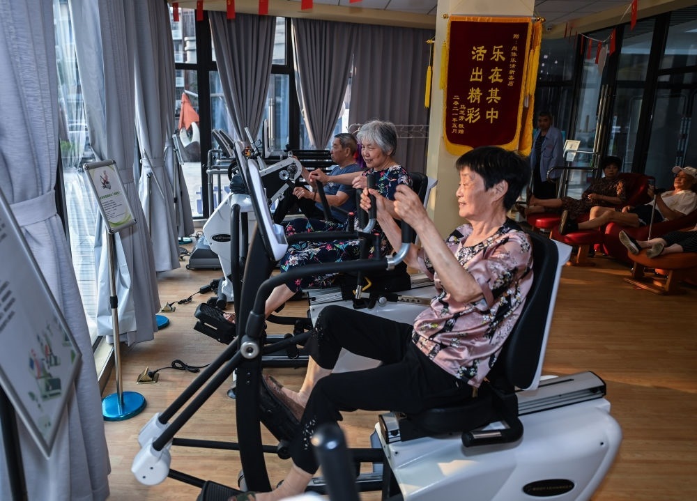 在浙江嘉興市南湖區(qū)新嘉街道電子社區(qū)鄰里中心的長(zhǎng)者運(yùn)動(dòng)健康之家內(nèi)，老人們?cè)谶M(jìn)行器械鍛煉（2023年6月14日攝）。新華社記者 徐昱 攝