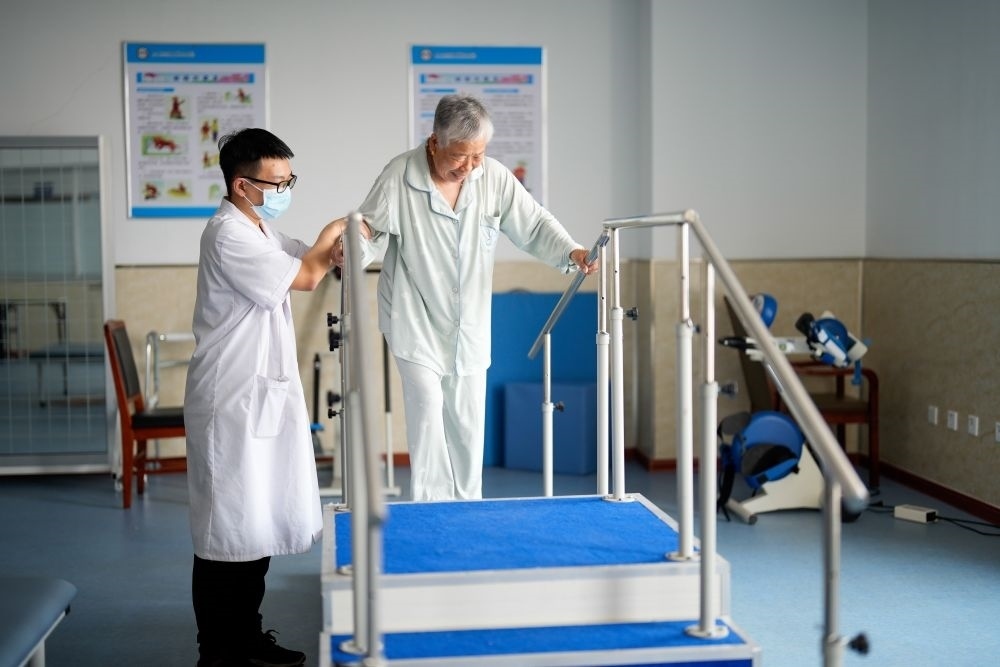 河北省灤南縣一家養(yǎng)老機(jī)構(gòu)的工作人員在指導(dǎo)老人進(jìn)行康復(fù)訓(xùn)練（2023年5月19日攝）。新華社記者 牟宇 攝