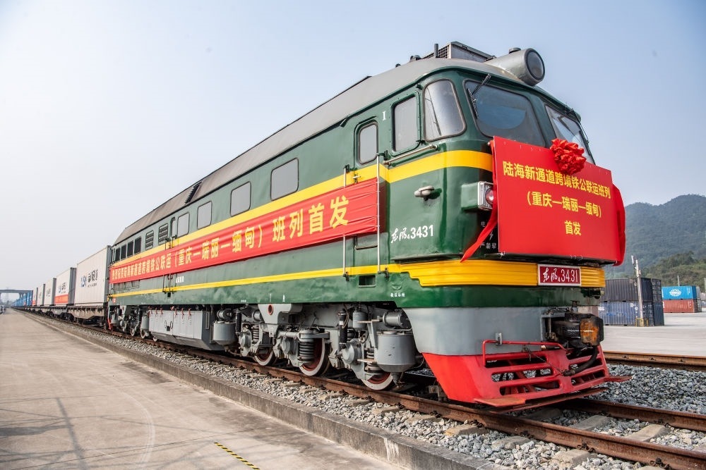 陸海新通道跨境鐵公聯(lián)運(yùn)班列（重慶—瑞麗—緬甸）首發(fā)班列在重慶江津小南埡鐵路物流中心等候發(fā)車(chē)（2023年4月3日攝）。新華社記者 唐奕 攝