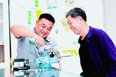 上流佳苑社區(qū)便民服務(wù)中心維修師傅李磊為社區(qū)居民提供服務(wù)。資料圖片