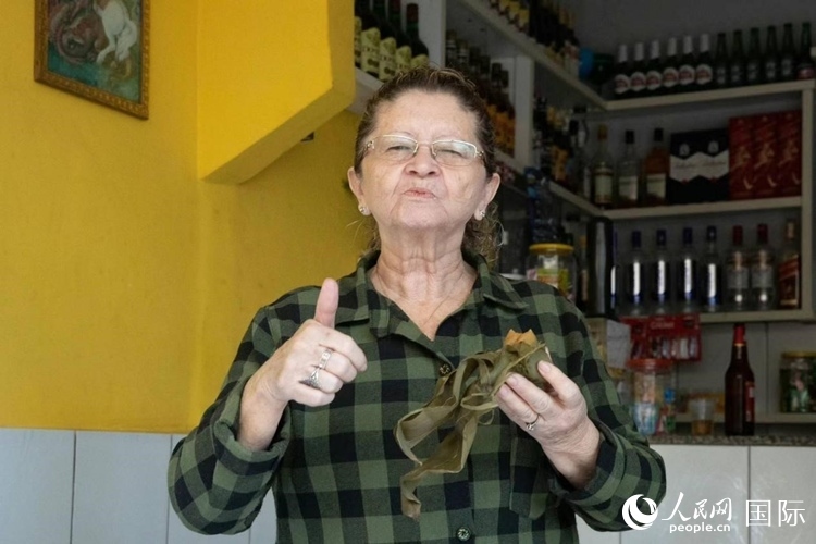 圣瑪塔社區(qū)居民品嘗粽子。王天聰攝