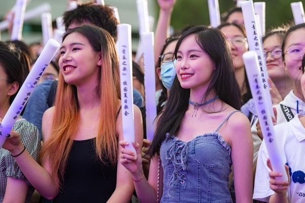 場下觀眾十分熱情。人民網(wǎng)記者 翁奇羽攝