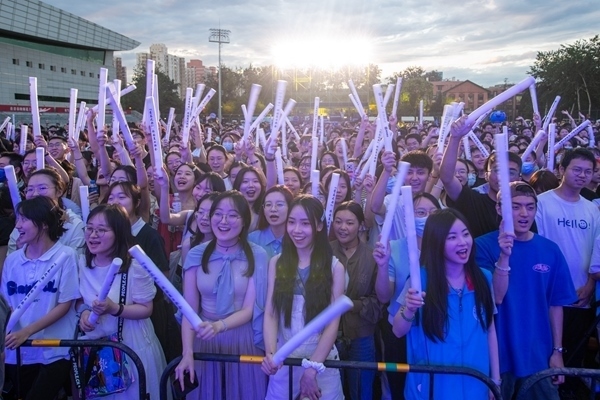 場下觀眾十分熱情。人民網(wǎng)記者 翁奇羽攝